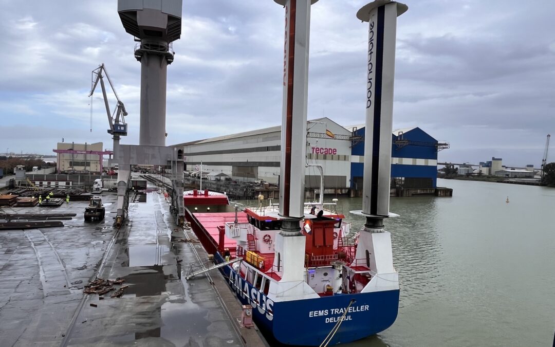 El Puerto de Sevilla recibe un innovador buque con propulsión eólica para una navegación marítima más sostenible