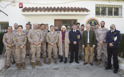 La presidenta y el director visitan al comandante naval de Cádiz en Puntales para trasladarle personalmente la actuación