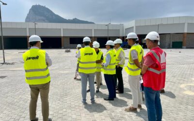 El alcalde y el presidente de la APBA comprueban el avance de las obras de Alcaidesa Marina Ocio y Shopping ante su inauguración este año